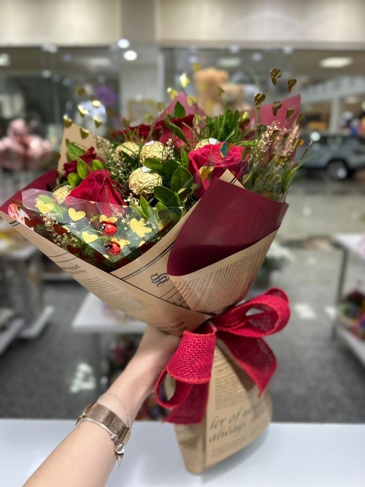 Buquê com 6 Rosas e 8 Chocolates 
