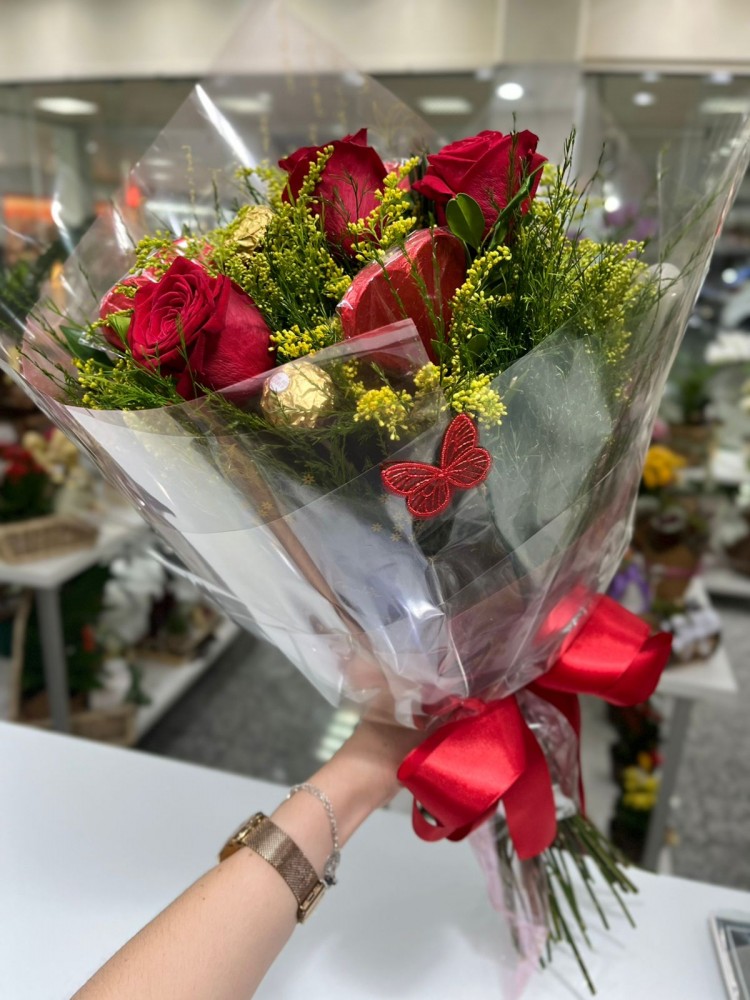 Buquê com Três Rosas e Seis Chocolates!