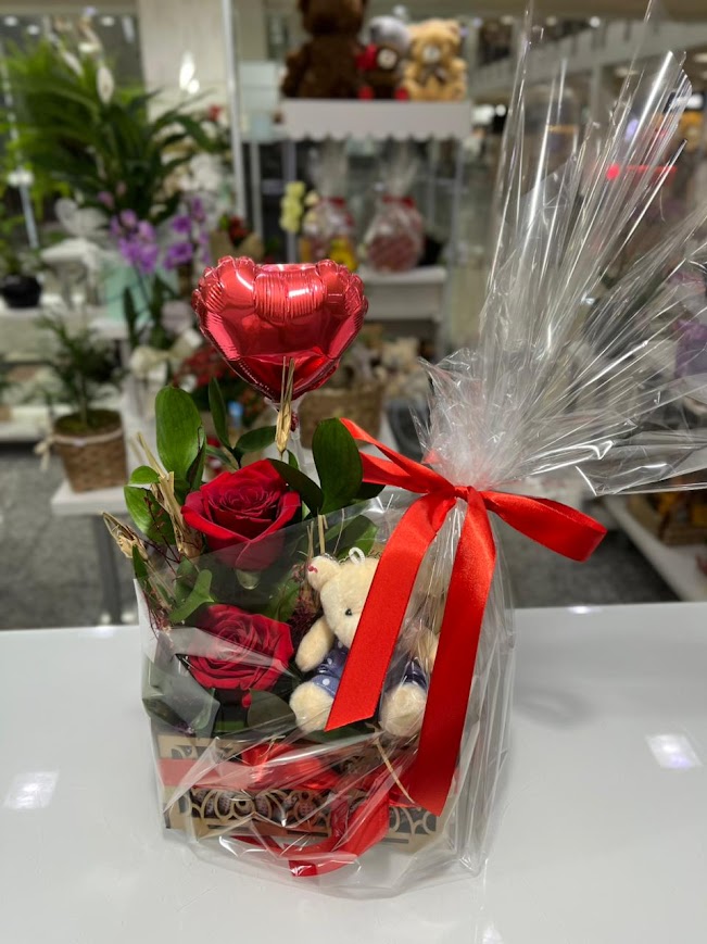 Mini Cesta de Rosas, Chocolates e Chaveiro 