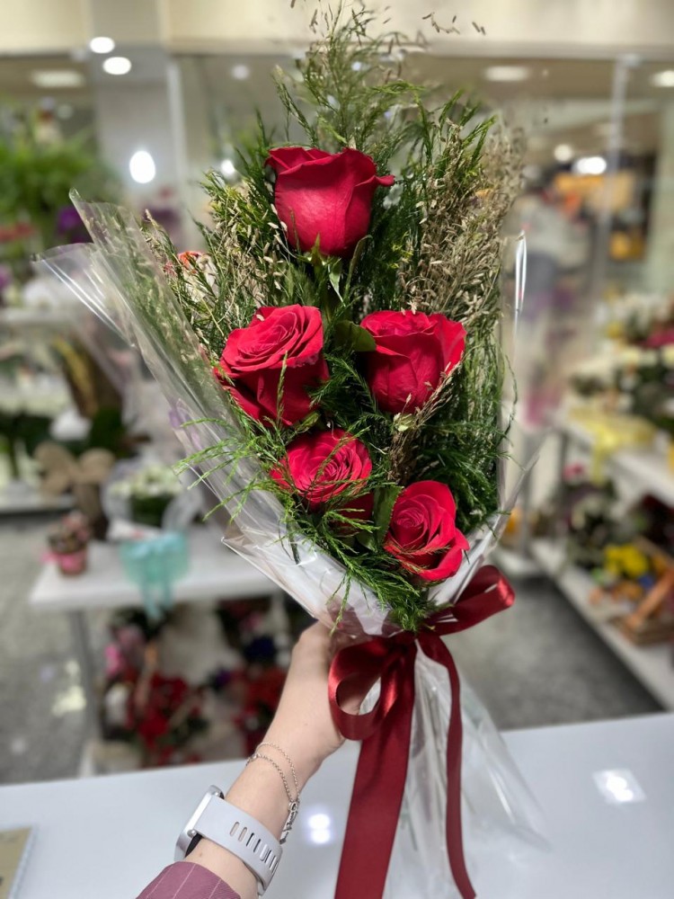 Ramalhete com 5 Rosas e Verdes - Vermelha