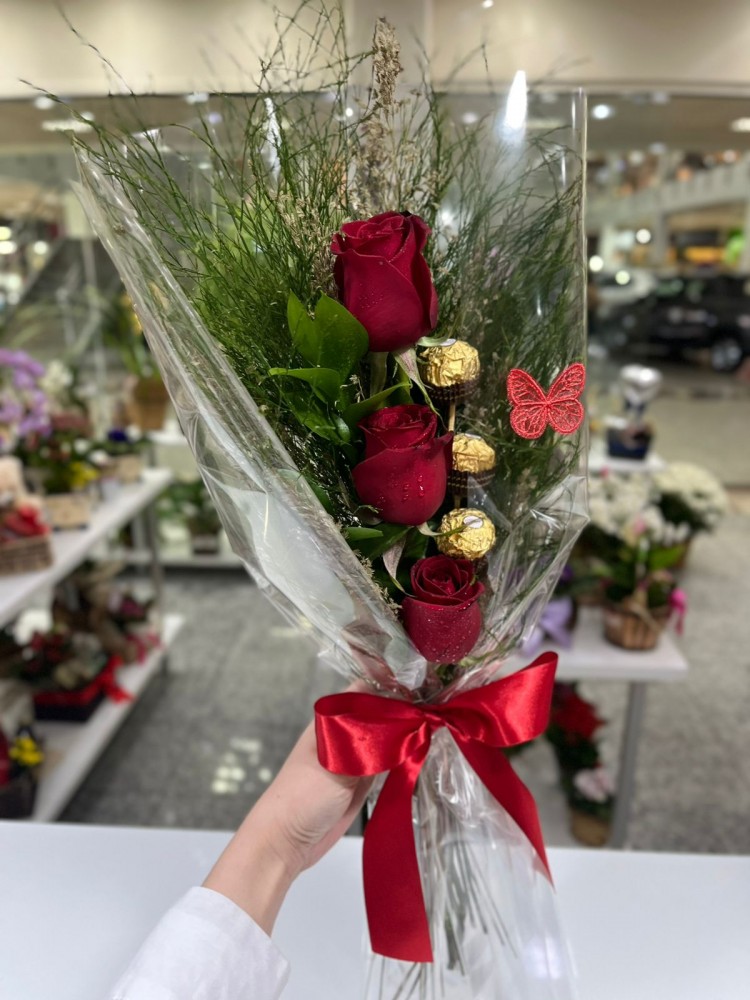 Ramalhete com Três Rosas e Três Chocolates 