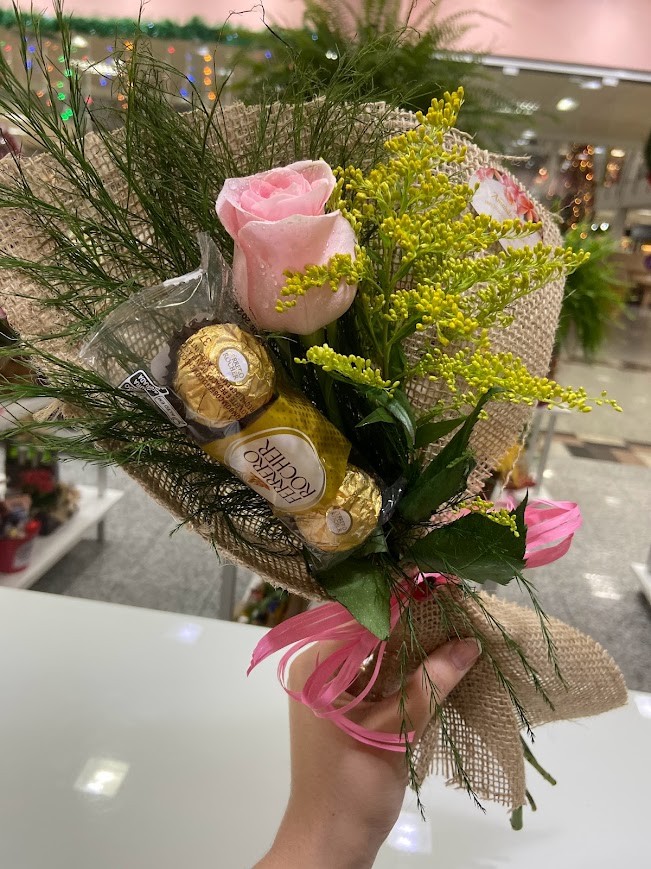 Rosa em Juta colorida com Chocolates! 