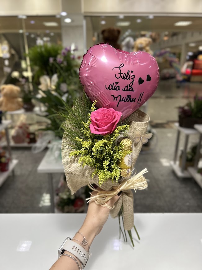 Rosa em Juta com Chocolate e Balão